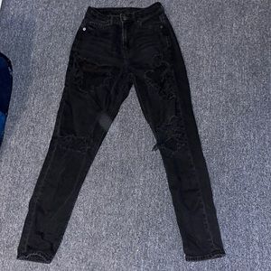 Black American Eagle outfitters mom jeans (ripped)